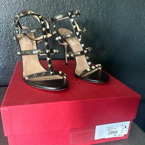 Valentino Garavani Rockstud Accent Leather Gladiator Sandals size 38 - Picture 1 of 16